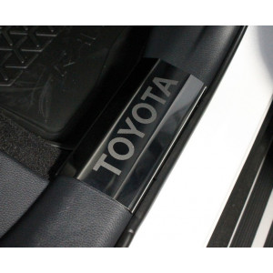 Накладки на пластиковые пороги (лист зеркальный надпись Toyota) 4 шт Toyota RAV4 2019- 