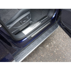 Пороги алюминиевые с пластиковой накладкой (карбон серые) 1820 мм Audi Q5 2017-  (а/м без пневмоподвески)