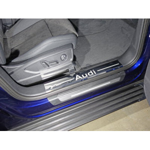 Накладки на пластиковые пороги (лист зеркальный надпись Audi) 2шт Audi Q5 2017-  (а/м без пневмоподвески)