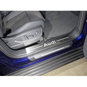 Накладки на пластиковые пороги (лист шлифованный надпись Audi) 2шт Audi Q5 2017-  (а/м без пневмоподвески)