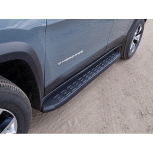 Пороги алюминиевые с пластиковой накладкой (карбон черные)  1720 мм Jeep Cherokee (Trailhawk) 2014-